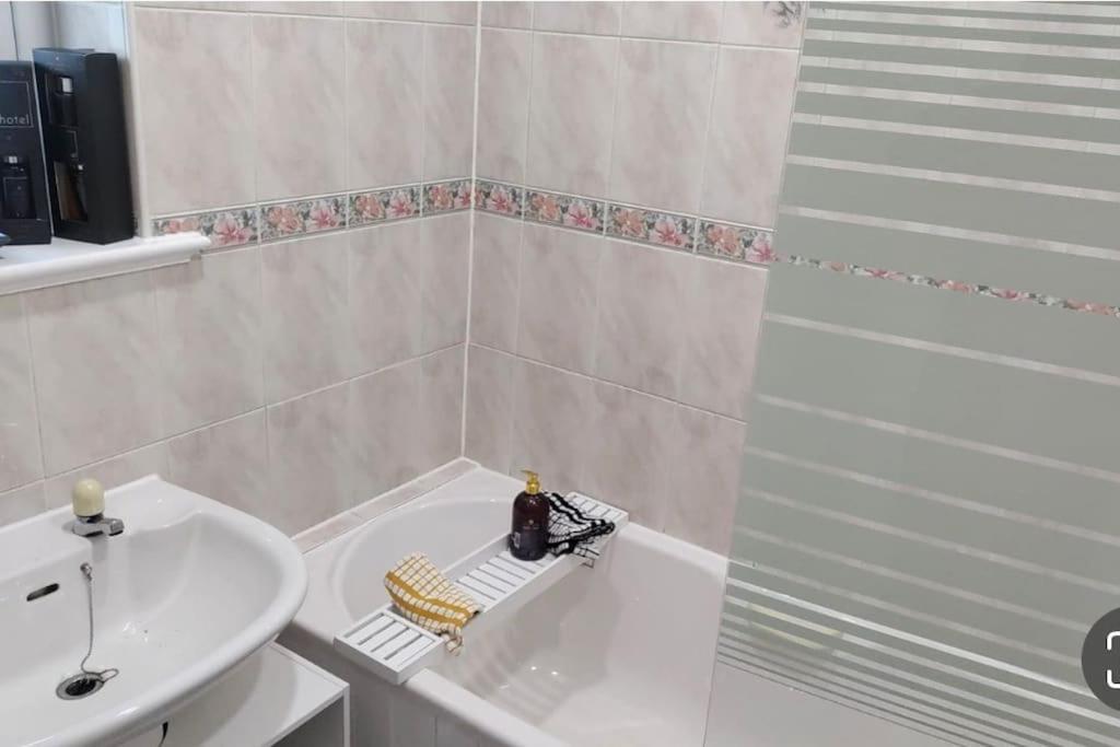 Entire Charming 5-Bed House In Darwen Blackburn Bb1 Free Parking Roadside Rishton Extérieur photo